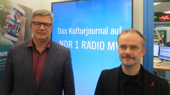Zwei Männer blicken in die Kamera Zwei Männer blicken in die Kamera © NDR M-V Foto: Axel Seitz