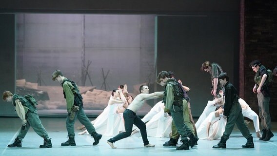 Szene aus dem Ballett "Dona Nobis Pacem" von John Neumeier auf der Bühne der Hamburgischen Staatsoper. © dpa Foto: Marcus Brandt