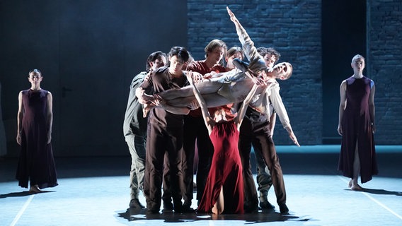 Szene aus dem Ballett "Dona Nobis Pacem" von John Neumeier auf der Bühne der Hamburgischen Staatsoper. © dpa Foto: Marcus Brandt