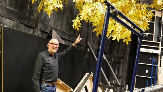 der Technische Direktor Günter Riebl hinter der Bühne der Oldenburger Staatstheaters © NDR.de Foto: Helgard Füchsel