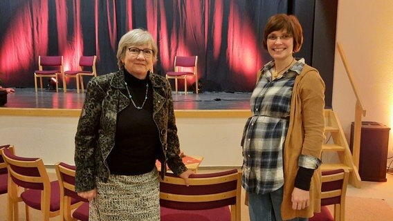 Anneke Schröder-Dijkstra und Mareike Münz stehen im Zuschauerraum Anneke Schröder-Dijkstra und Mareike Münz stehen im Zuschauerraum © NDR.de Foto: Lina Bande