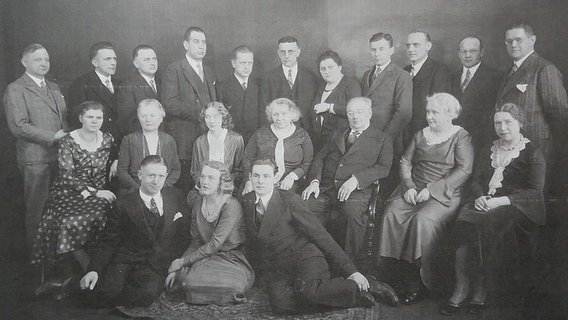 Schwarzweißes Gruppenfoto eines Schauspielensembles © Niederdeutsche Bühne Kiel 