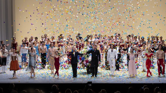 Ensemble des Hamburg Balletts und internationale Gäste stehen nach der Nijinsky-Gala auf der Bühne der Hamburgischen Staatsoper. © Hamburg Ballett Foto: Kiran West