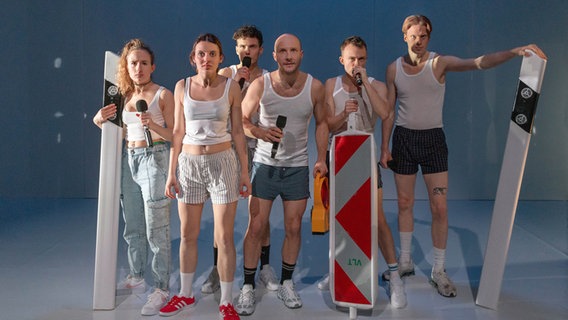Ensemble von "Nullerjahre" © Silke Winkler/ Mecklenburgisches Staatstheater Foto: Silke Winkler