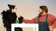 Julia Friede als Krähe und Gerrit Frers als Bär in einer Szene des Ohnsorg Theaters © Ohnsorg Theater/Sephan Walzl Foto: Sephan Walzl