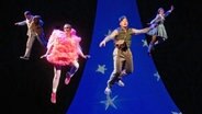 Theaterschauspieler fliegen im Stück "Peter Pan" durch die Luft. © Mecklenburgisches Staatstheater Foto: Silke Winkler