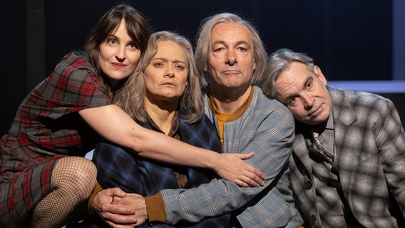 Vier Schauspieler vom Mecklenburgischen Staatstheater stehen aneinandergelehnt in einer Reihe © Silke Winkler 