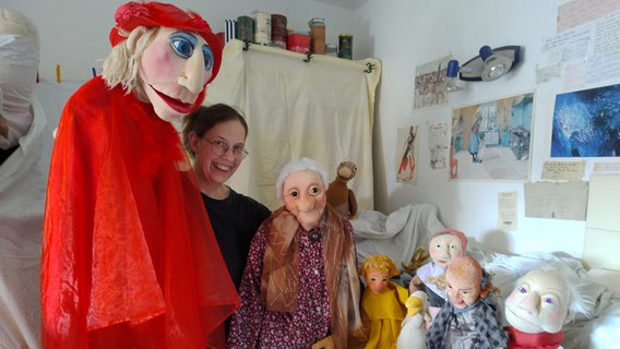 Eine Frau zwischen ihren selbst gemachten Handpuppen für das Puppentheater © NDR 