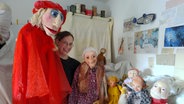 Eine Frau zwischen ihren selbst gemachten Handpuppen für das Puppentheater © NDR 