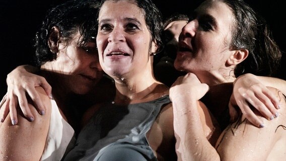Vier Darstellerinnen von "Die Räuber" stehen engumschlungen auf der Bühne des Hamburger Thalia Theaters. © Armin Smailovic Foto: Armin Smailovic