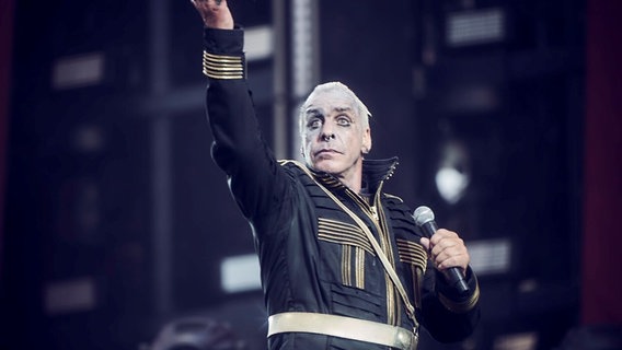 Rammstein-Sänger Till Lindemann beim Konzert im Hamburger Volksparkstadion © picture alliance/dpa/Rammstein | Jens Koch Foto: Jens Koch