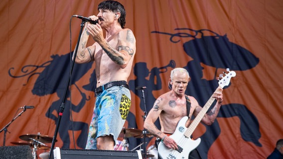 Anthony Kiedis und Flea von den Red Hot Chili Peppers auf der Bühne. © picture alliance / Amy Harris/Invision/AP | Amy Harris Foto: Amy Harris