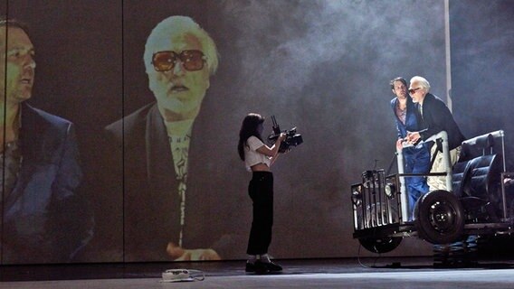 Szene aus "Revolution" mit Ernst Stötzner, Daniel Hoevels und Sandra Gerling © Maris Eufinger/Deutsches Schauspielhaus Hamburg Foto: Maris Eufinger