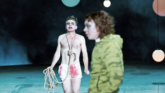 Kristof Van Boven und Lina Beckmann im Stück "Richard the Kid & the King" auf der Bühne des Deutschen Schauspielhauses. © Monika Rittershaus, 2021 
