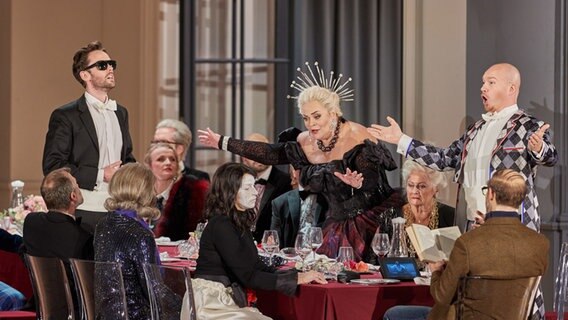 Die Darsteller John Daszak (3.v.r) als Herodes, Violeta Urmana (2.v.r) als Herodias und Asmik Grigorian (r) als Salome stehen in der Staatsoper Hamburg während der Oper "Salome" von Richard Strauss auf der Bühne. Die Darsteller John Daszak (3.v.r) als Herodes, Violeta Urmana (2.v.r) als Herodias und Asmik Grigorian (r) als Salome stehen in der Staatsoper Hamburg während der Oper "Salome" von Richard Strauss auf der Bühne. © dpa Foto: Georg Wendt/