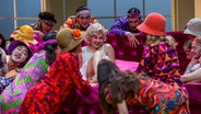 Eine Frau, verkleidet als Marilyn Monroe, zwischen einer Gruppe von Männern © Olaf Malzahn / Theater Lübeck 