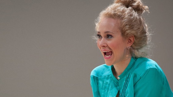 Stella Roberts in einer Szene von "Ganzkörpereinsatz" in den Hamburger Kammerspielen © picture alliance / rtn - radio tele nord | rtn, juergen kreye 