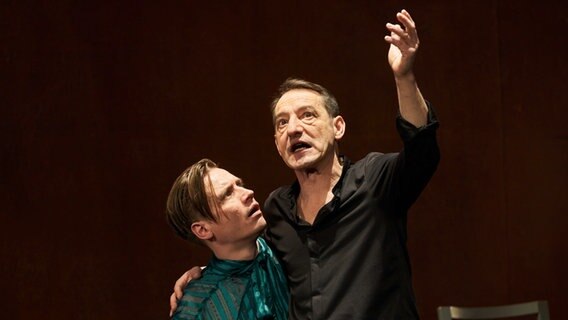 Rune Jürgensen und Boris Aljinovic auf der Bühne in "Cyrano de Bergerac" © Oliver Fantitsch Foto: Oliver Fantitsch
