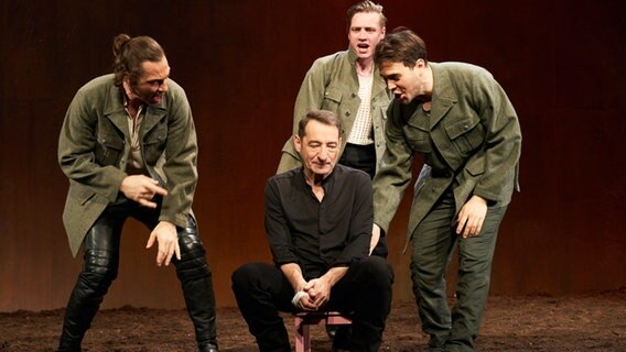 "Cyrano de Bergerac" am Ernst Deutsch Theater: Leander Lichti, Boris Aljinovic, Rune Jürgensen und Yves Dudziak (v.l.) © Oliver Fantitsch Foto: Oliver Fantitsch