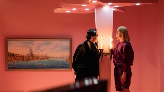 Die Schauspieler Björn Meyer und Tim Porath stehen auf einer Bühne gegenüber voneinander und schauen sich an. Die Schauspieler Björn Meyer und Tim Porath stehen auf einer Bühne gegenüber voneinander und schauen sich an. © Thalia Theater Hamburg Foto: Julia Sang Nguyen