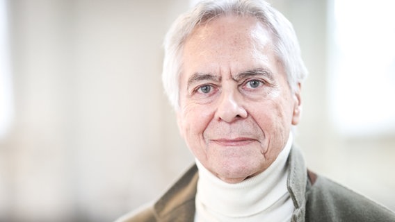 John Neumeier, Ballettdirektor und Chefchoreograf der Compagnie beim Hamburg Ballett schaut in die Kamera. © dpa Foto: Christian Charisius