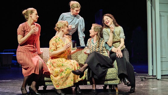 Katharina Pütter als Käthe, Pia Koch als Henny, Amber-Chiara Eul als Ida, Merle Hoch als Lina und Ines Nieri als Louise/Elisabeth (v.l.). © Ernst Deutsch Theater / Oliver Fantitsch Foto: Oliver Fantitsch