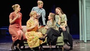 Katharina Pütter als Käthe, Pia Koch als Henny, Amber-Chiara Eul als Ida, Merle Hoch als Lina und Ines Nieri als Louise/Elisabeth (v.l.). © Ernst Deutsch Theater / Oliver Fantitsch Foto: Oliver Fantitsch