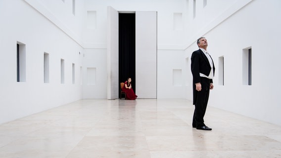 Ein Mann und eine Frau stehen in einem weißen Saal. © Peter van Heesen 