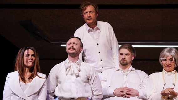 Agnes Richter (Agnes Richter) | Tony Marossek (Mr. Assalone) | Felix Zimmer (Mr. Peel) | Rudi Hindenburg (Mr. Blake) | Ksch. Ellen Dorn (Ms. Innes) Agnes Richter (Agnes Richter) | Tony Marossek (Mr. Assalone) | Felix Zimmer (Mr. Peel) | Rudi Hindenburg (Mr. Blake) | Ksch. Ellen Dorn (Ms. Innes) © Olaf Struck