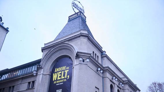 "Andere die Welt, sie braucht es" steht nach Bertolt Brecht am Berliner Ensemble © Annette Riedl/dpa +++ dpa-Bildfunk ++ Foto: Annette Riedl/dpa +++ dpa-Bildfunk ++