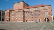 Theatergebäude mit großem Platz davor © picture alliance / imageBROKER Foto: W. Wirth