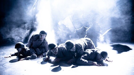 Fünf Schauspieler auf der Bühne in "Im Westen nichts Neues" © Pressestelle Theater Vorpommern/ Peter van Heesen Foto: Peter van Heesen