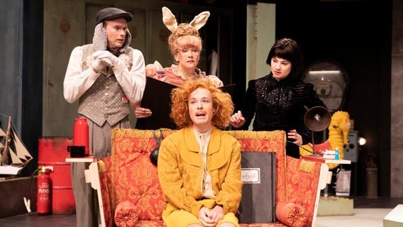 Szene aus dem Stück "Tiere im Theater" auf der Bühne des Jungen Schauspielhauses. © Sinje Hasheider 