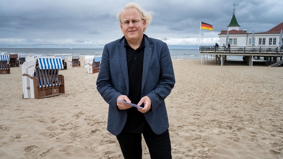 Thomas Hummel, Intendant des Usedomer Musikfestivals, steht vor der Seebrücke Ahlbeck am Strand der Insel Usedom. Thomas Hummel, Intendant des Usedomer Musikfestivals, steht vor der Seebrücke Ahlbeck am Strand der Insel Usedom. © picture alliance / dpa Foto: Stefan Sauer
