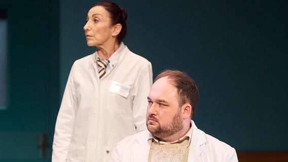 Isabella Vértes-Schütter als Roger Hardiman und Lennart Matthiesen als Paul Murphy (v.l.) in "Die Ärztin" am Ernst Deutsch Theater Isabella Vértes-Schütter als Roger Hardiman und Lennart Matthiesen als Paul Murphy (v.l.) in "Die Ärztin" am Ernst Deutsch Theater © Oliver Fantitsch Foto: Oliver Fantitsch