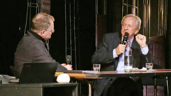 Dr. Herwig van Nieuwland (rechts) im Gespräch mit Chefdramaturg Friedrich von Mansberg © Violaine Kozycki, Theater Lüneburg Foto: Violaine Kozycki