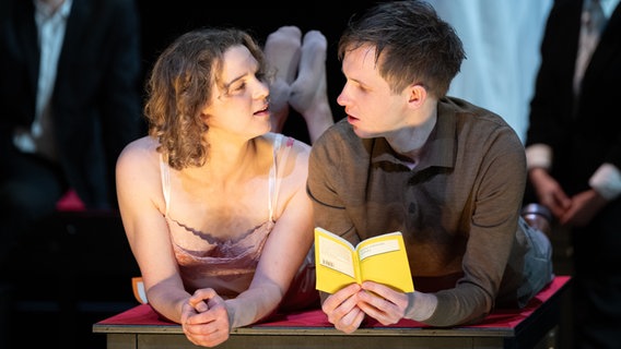 Anjorka Strechel und Johan Richter in dem Stück "Der Vorleser" auf der Bühne des Altonaer Theaters. © G2 Baraniak 