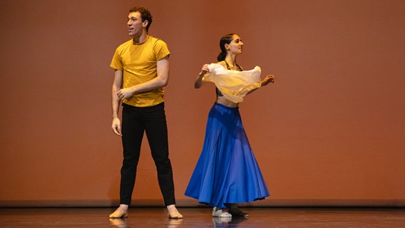 Ein Tänzer und eine Tänzerin der Werkstatt der Kreaitivät © Ernst Deutsch Theater/ Silvano Ballone Foto: Silvano Ballone