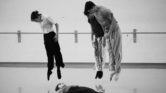 Tänzerinnen und Tänzer üben eine Choreografie ein. © Carlos Quezada 