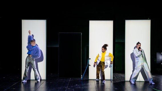 Drei Frauen in Kostümen auf der Bühne © Clemens Heidrich Foto: Clemens Heidrich