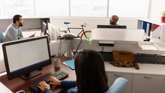 Menschen in einem modernen Büro © Bildagentur-online/Blend Images Foto: Roberto Westbrook