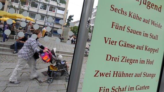 "Hildesheimer Lesezeichen" an einer Bushaltestelle aus dem Jahr 2011 © picture alliance / dpa | Holger Hollemann 
