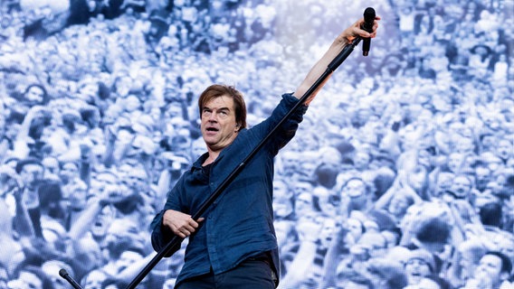 Campino, Sänger der Punkband Die Toten Hosen, steht auf der Bühn des RheinEnergieStadions. © picture alliance/dpa | Rolf Vennenbernd 