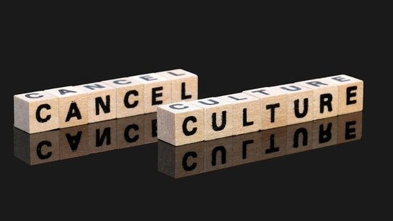 Die Wörter Cancel Culture in Form von kleinen Holzwürfeln auf schwarzem Hintergrund © imago images Foto: U. J. Alexander
