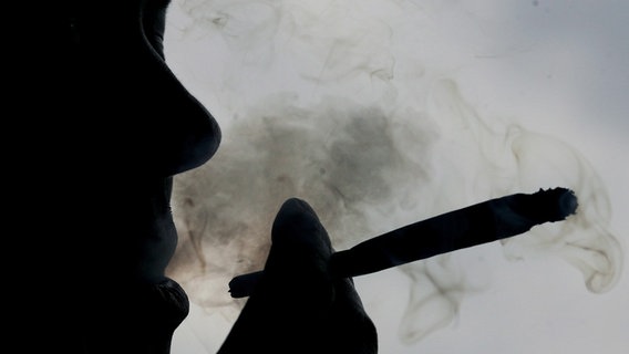 Ein Mann raucht einen Joint © picture-alliance / ZB Foto: Michael Hanschke