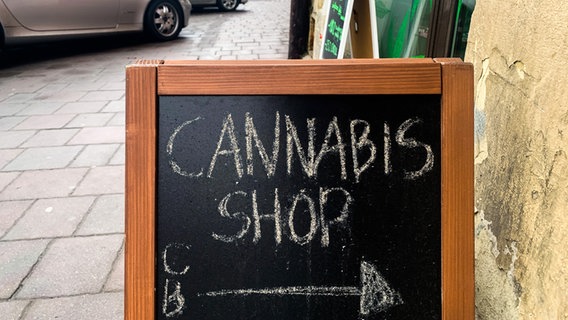 Ein Schild mit der Aufschrift "Cannabis Shop" © picture alliance / NurPhoto Foto: Jakub Porzycki