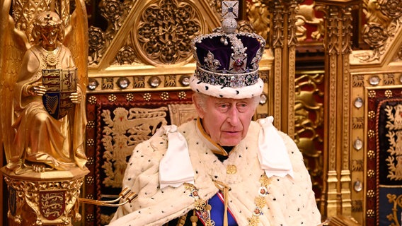 König Charles mit Krone liest im November 2023 bei der Regierungserklärung im Oberhaus des britischen Parlaments © dpa Foto: Leon Neal/PA Wire/dpa +++ dpa-Bildfunk +++