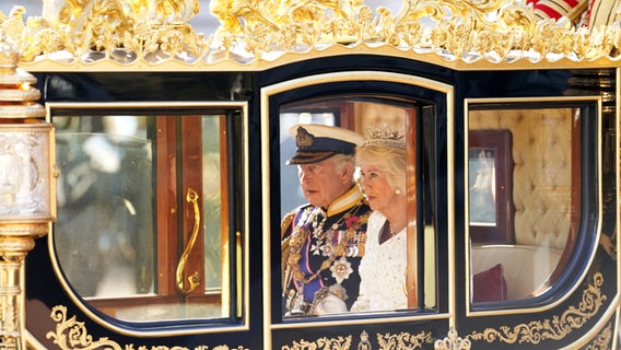 König Charles sitzt neben Königin Camilla in der königlichen Kutsche im November 2023 © Andrew Matthews/PA Wire/dpa +++ dpa-Bildfunk Foto: Andrew Matthews