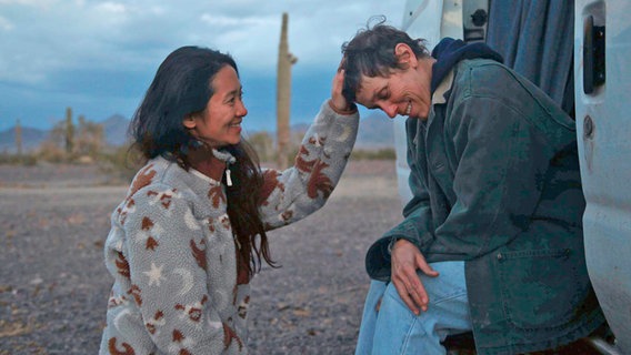 Regisseurin Chloe Zhao (l) steht mit der Schauspielerin Frances McDormand am Set von "Nomadland" © Searchlight Pictures/AP/dpa Bildfunk 