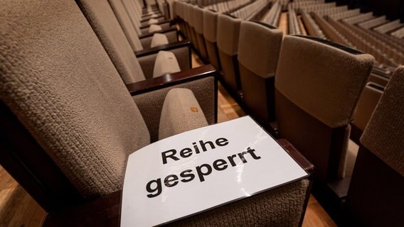 Leere Ränge in einem Theatersaal © picture alliance / Andreas Franke Foto: Andreas Franke